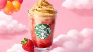 スターバックス「ストロベリー シュークリーム フラペチーノ」こんがりクランチ入り、春恒例苺フラペチーノも
