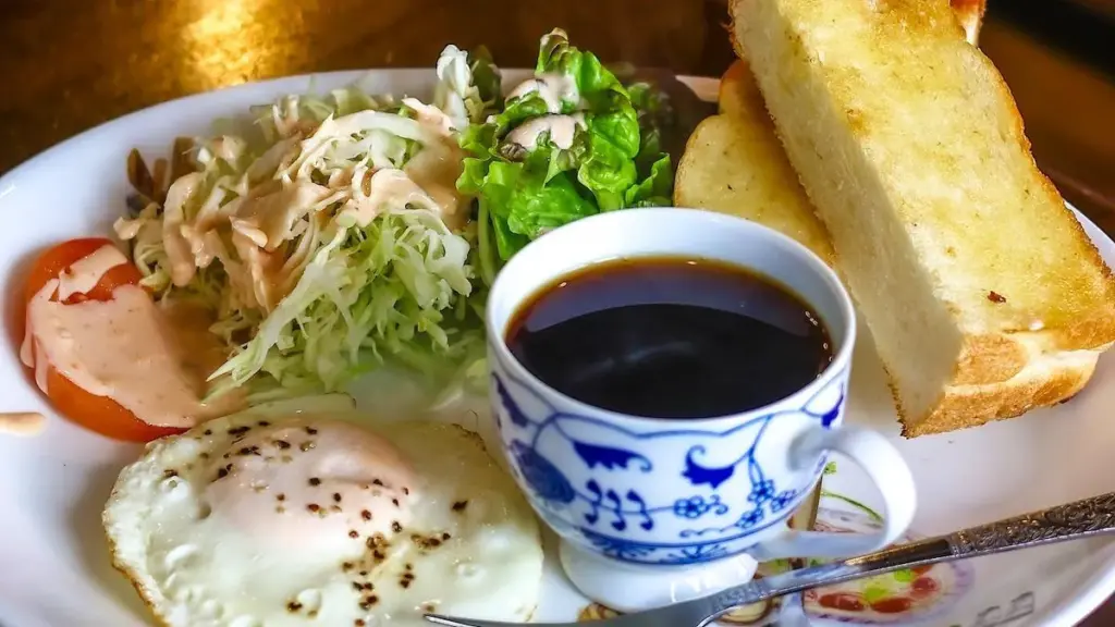 駅から歩いて5分の場所にあるレトロな喫茶店で落ち着いた朝ごはんを