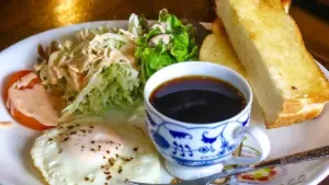 駅から歩いて5分の場所にあるレトロな喫茶店で落ち着いた朝ごはんを